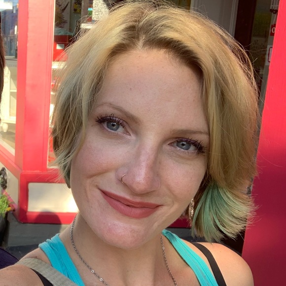 Meet your Posher, Holly - Picture 1 of 3